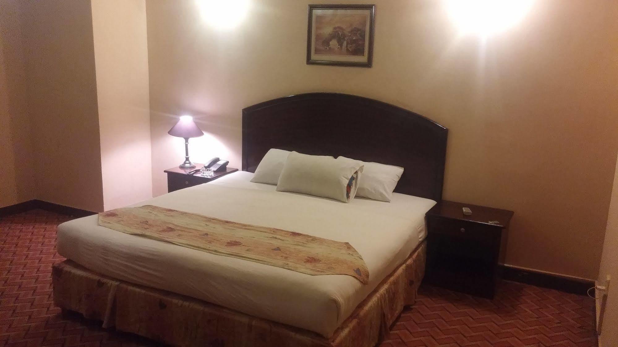 Hotel Crown Inn Карачі Екстер'єр фото