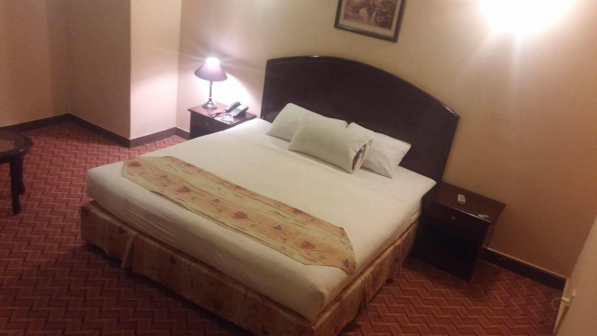 Hotel Crown Inn Карачі Екстер'єр фото