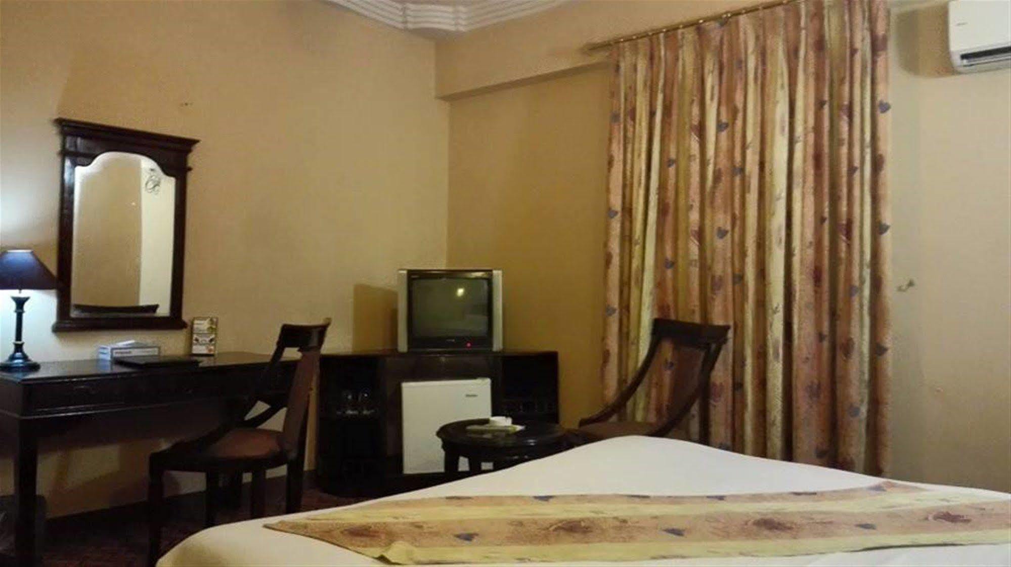 Hotel Crown Inn Карачі Екстер'єр фото