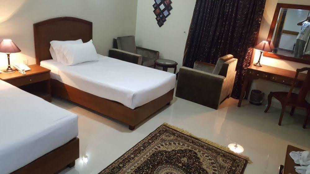 Hotel Crown Inn Карачі Екстер'єр фото