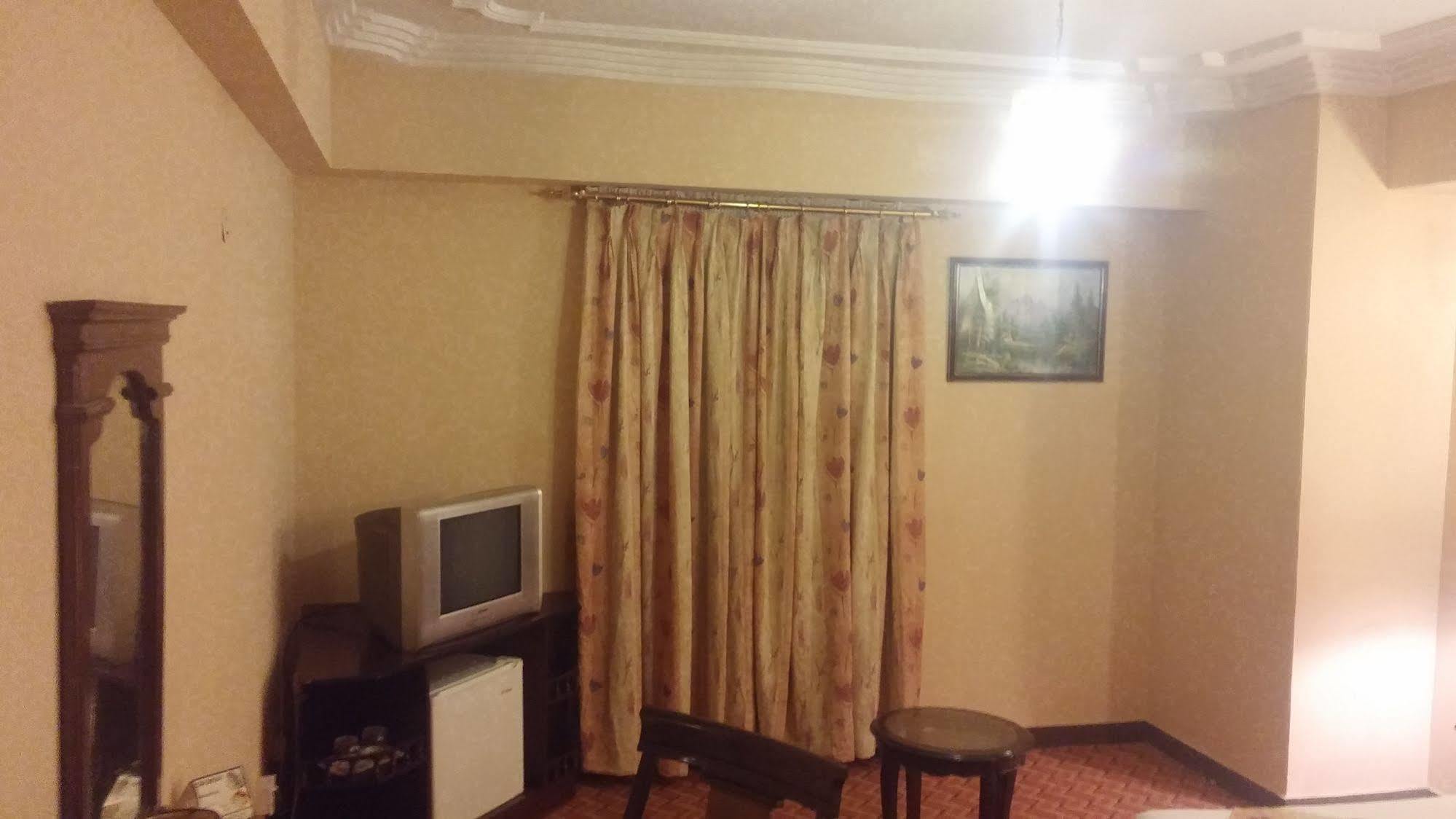 Hotel Crown Inn Карачі Екстер'єр фото