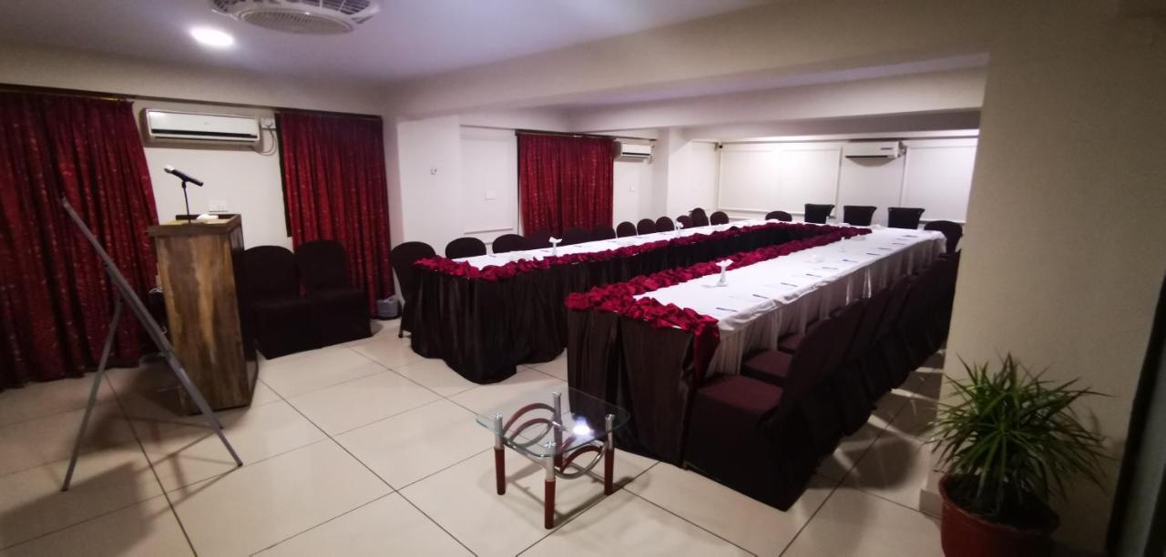 Hotel Crown Inn Карачі Екстер'єр фото